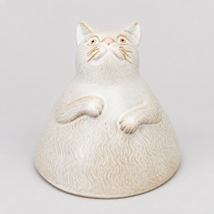 Ivory cat ceramic cup: front of animal-shaped display
